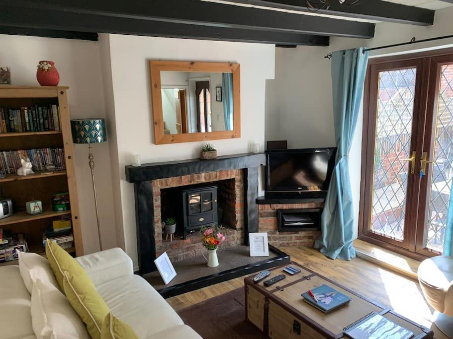 Award Winning Pet Friendly Paddock Cottage Whitby Exterior photo