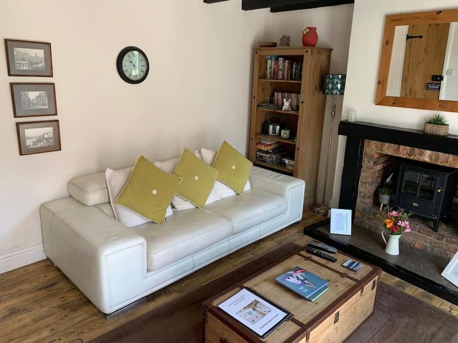 Award Winning Pet Friendly Paddock Cottage Whitby Exterior photo